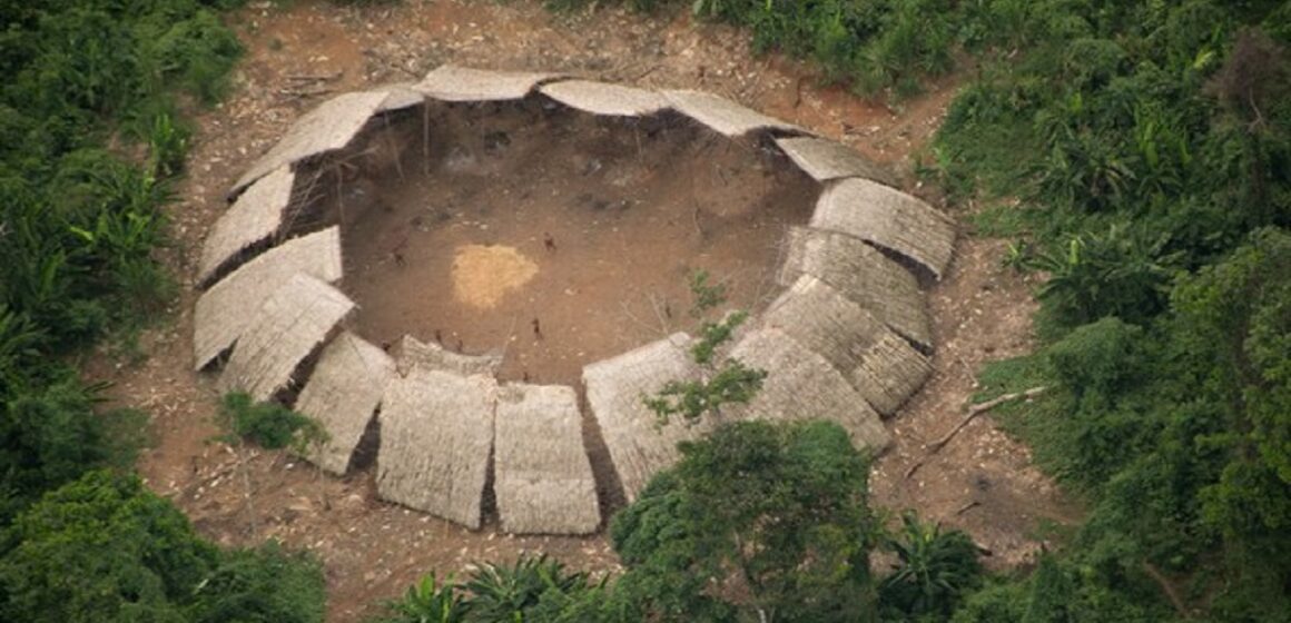 Dois indígenas isolados são mortos a tiros por garimpeiros na Terra Yanomami, diz Associação