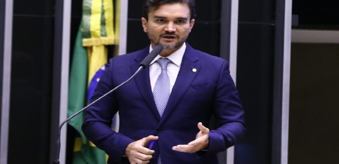 Celso Sabino apoia lei que isenta taxistas e pessoas com deficiência de imposto