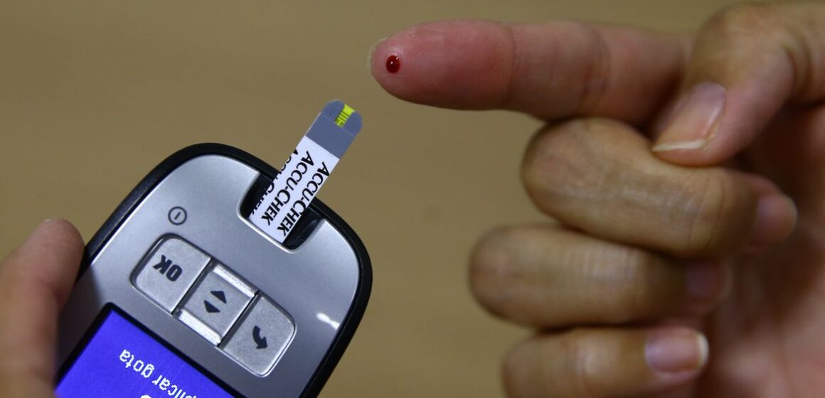 Exame da curva glicêmica; insulina,monitor de glicemia Campanha alerta sobre riscos do diabetes para a saúde dos olhos