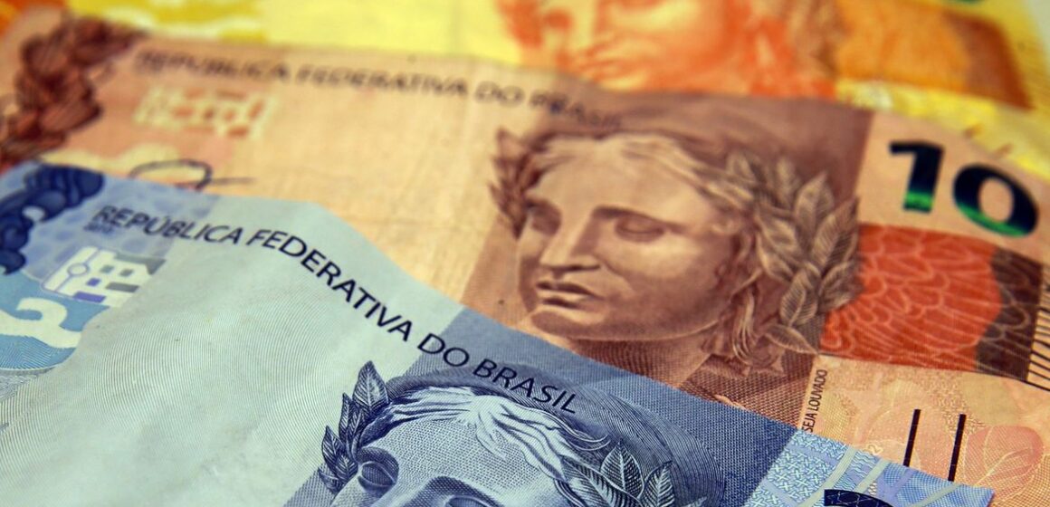 Moeda Nacional, Real, Dinheiro, notas de real Inscritos no CadÚnico serão selecionados todo mês para Auxílio Brasil