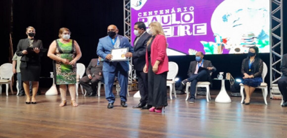 Jarbas Vasconcelos recebe ‘Medalha Paulo Frota’ durante evento pelo centenário de Paulo Freire