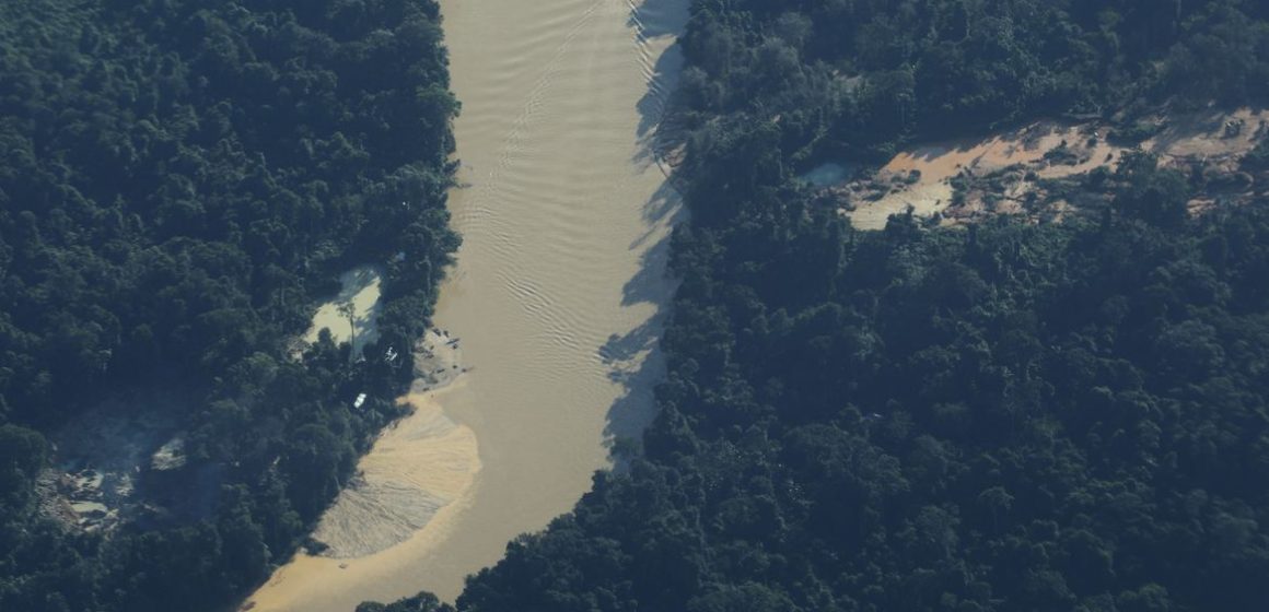 Base federal em aldeia indígena é alvo de ataque de garimpeiros