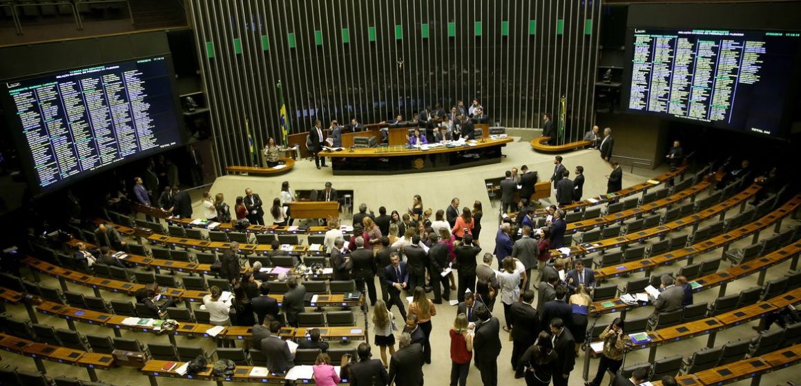 Estudo mostra como as parlamentares são ofendidas nas redes sociais
