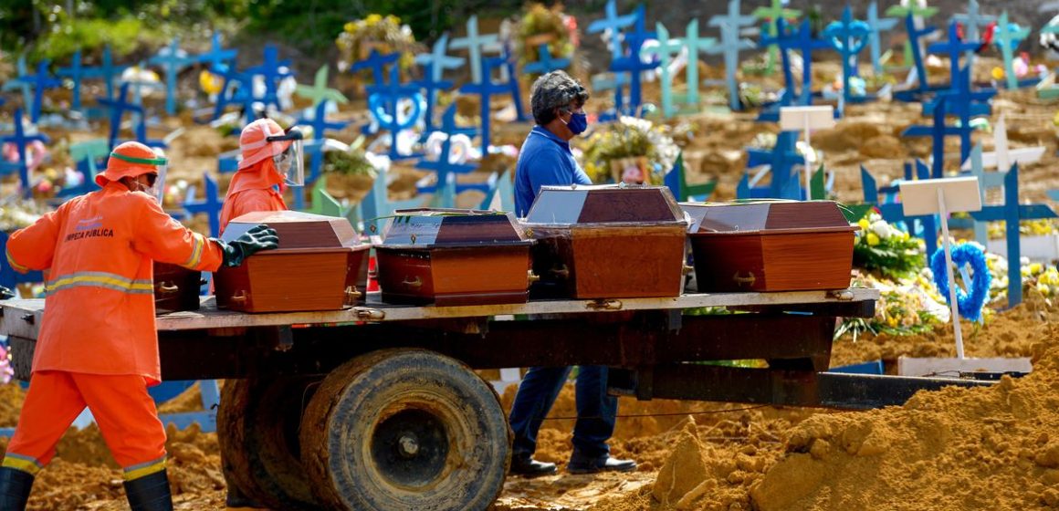 Brasil chega à marca de 700 mil mortes por covid-19
