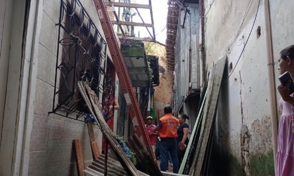 Casas destelhadas no Umarizal, em Belém, passam por vistoria técnica nesta quarta-feira, 29