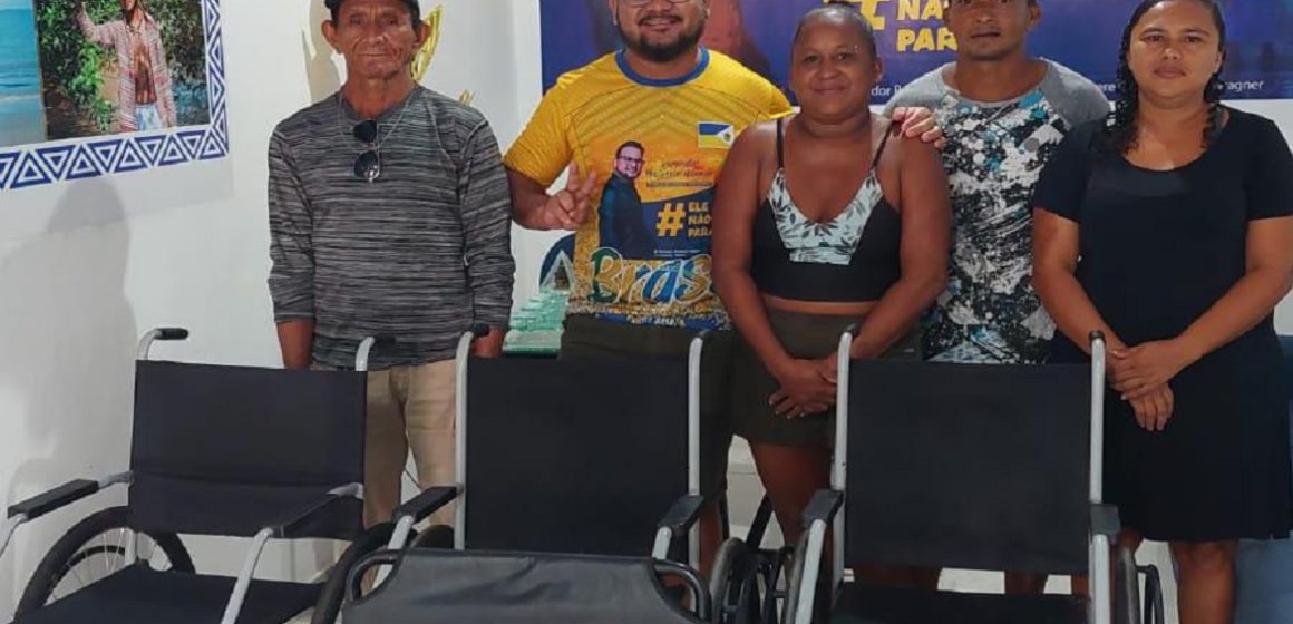 Professor de Ponta de Pedras realiza ação solidária e entrega cadeiras de rodas para pessoas com deficiência