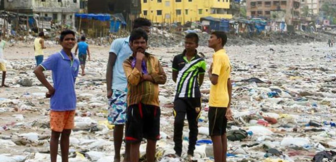 Mundo joga um caminhão de lixo, por minuto, nos oceanos