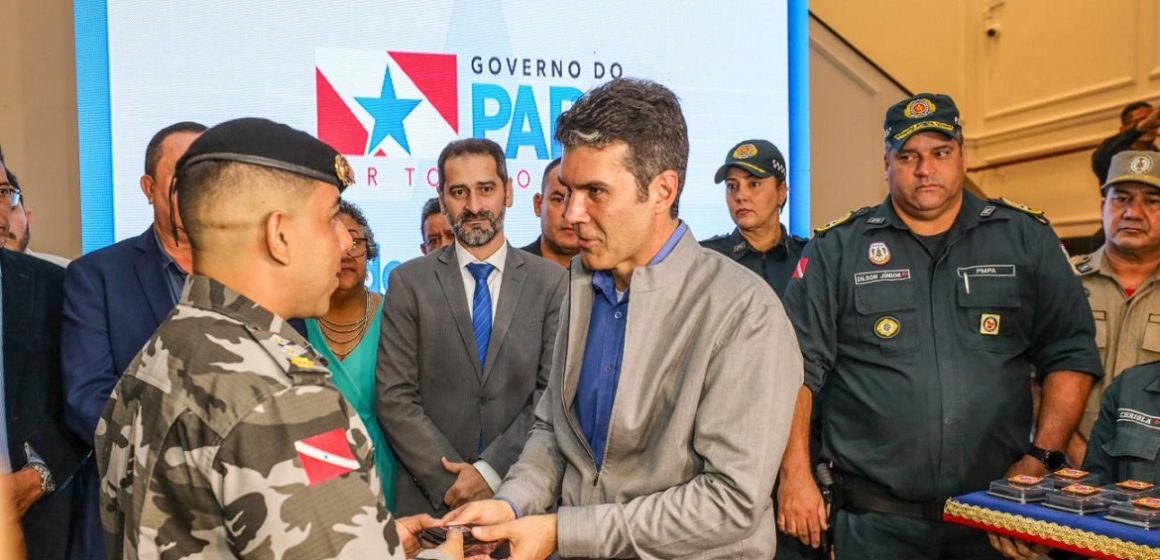 Governador Helder Barbalho condecora policiais que atuaram em sequestro em Belém