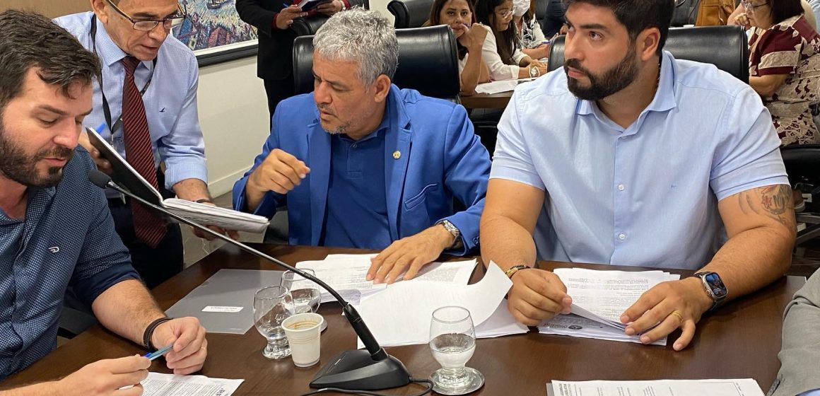 Adriano Coelho assume relatoria dos projetos que preveem reajuste salarial para professores e a criação do PCCR da Educação Básica no Pará