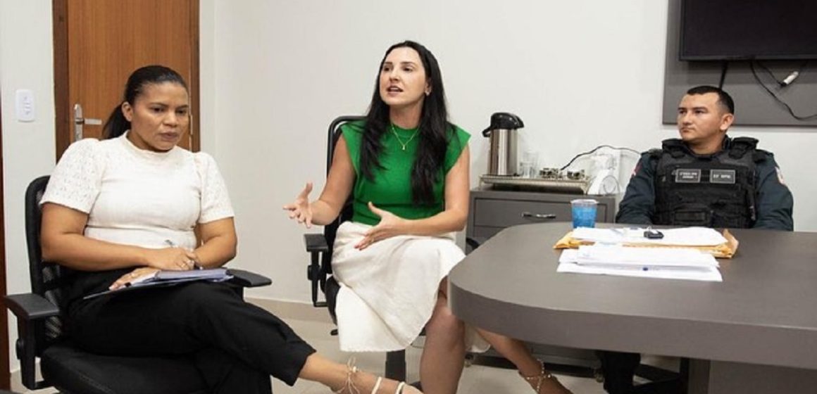 Mariana Chamon reúne com forças de segurança em prol das crianças nas escolas