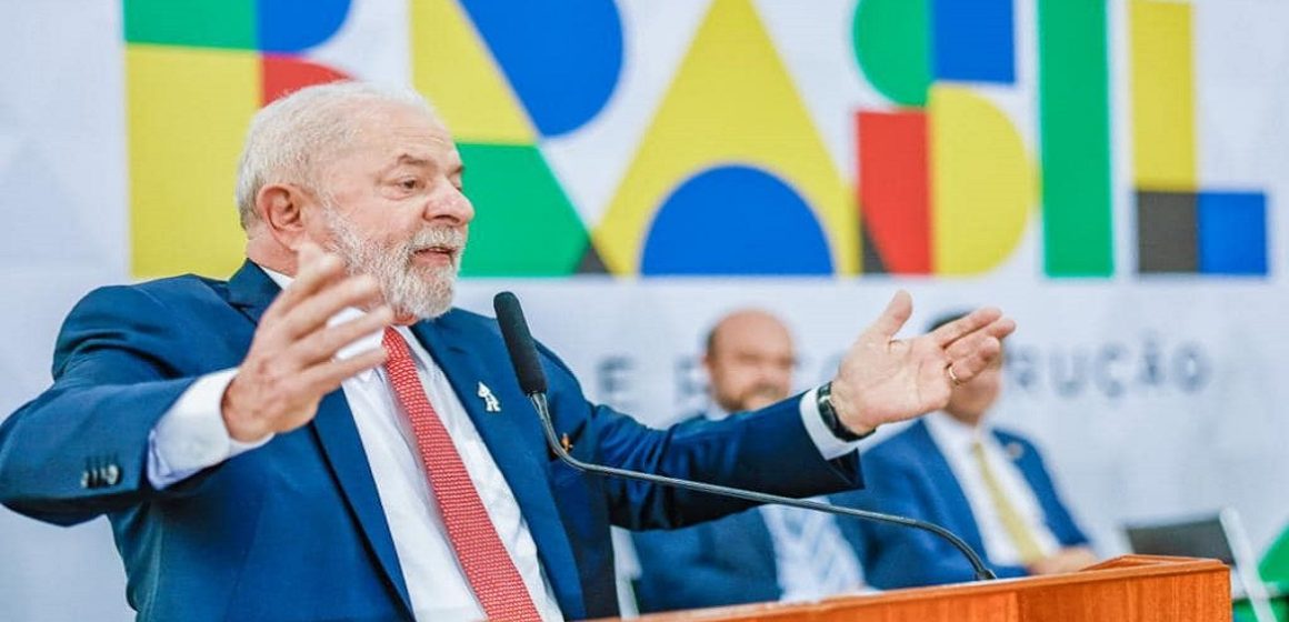 Lula promete construir 1,6 mil creches e assina acordos