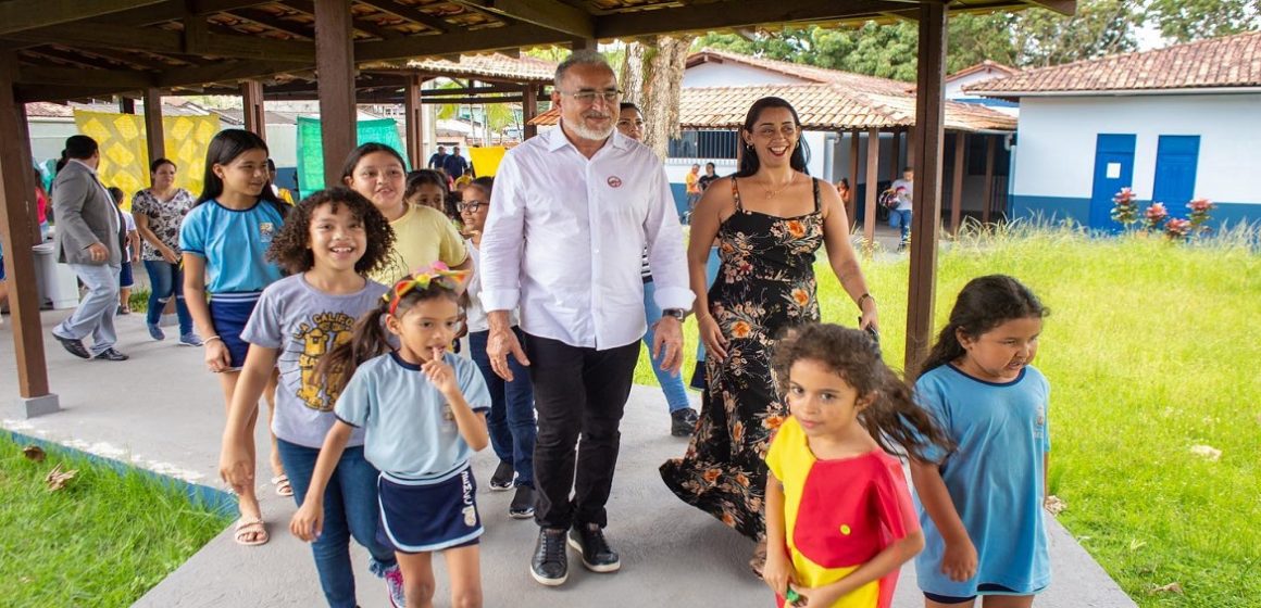 Edmilson visita Escola Liceu de Artes e Ofícios Mestre Raimundo Cardoso