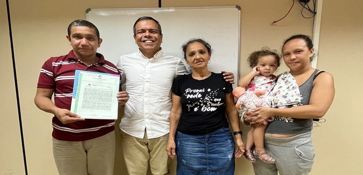 Lélio Costa parabeniza família por título definitivo de propriedade