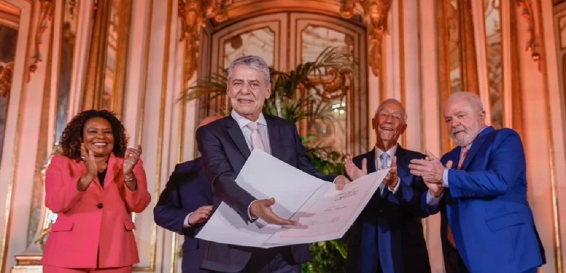 Chico Buarque recebe Prêmio Camões após quatro anos