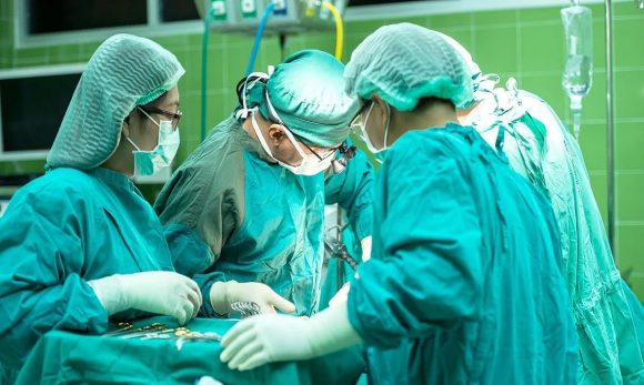 Tumor de 42 kg é extraído por médicos de ovário na Itália