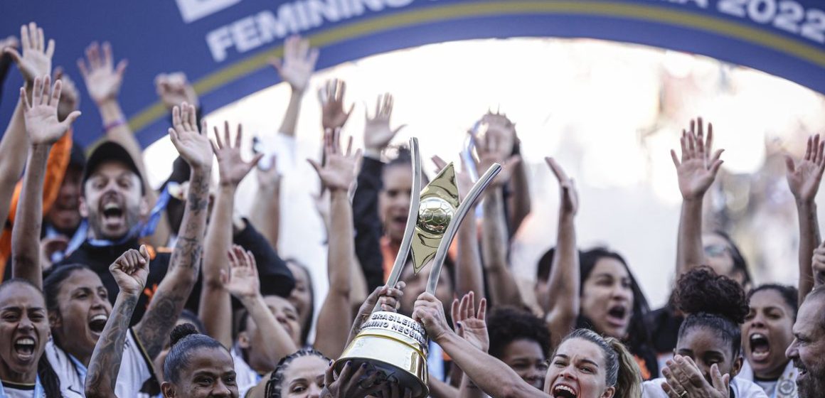 Jogadoras do Corinthians reprovam contratação de Cuca em rede social