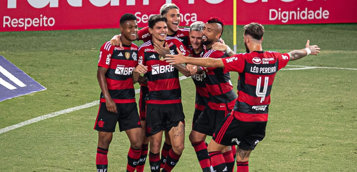 Flamengo espanta má fase e vence Coritiba na estreia do Brasileirão