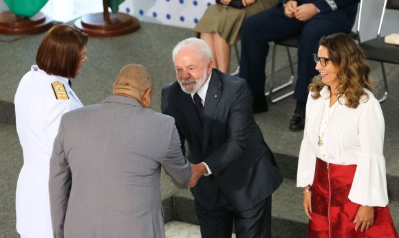 Marinha promove primeira mulher negra a oficial-general