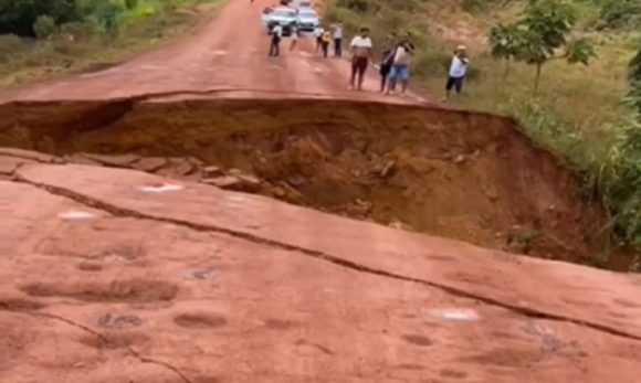 Em Itaituba, ‘cratera’ na pista deixa a BR-163 interditada no Km 690