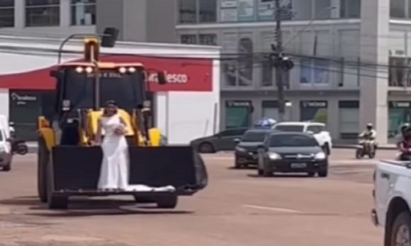Noiva realiza sonho de chegar ao casamento de retroescavadeira em Paragominas