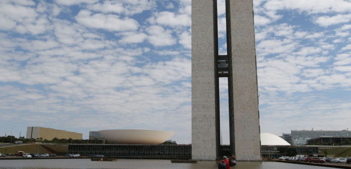Congresso aprova reajuste de 9% para servidores do Executivo