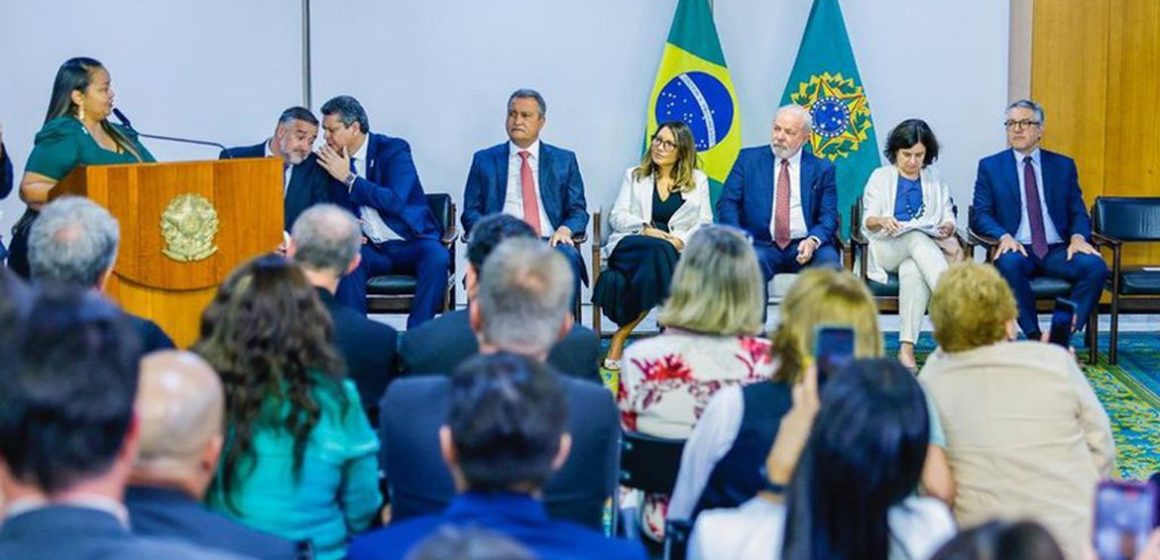 Lula assina projeto de lei que garante verba para piso da enfermagem