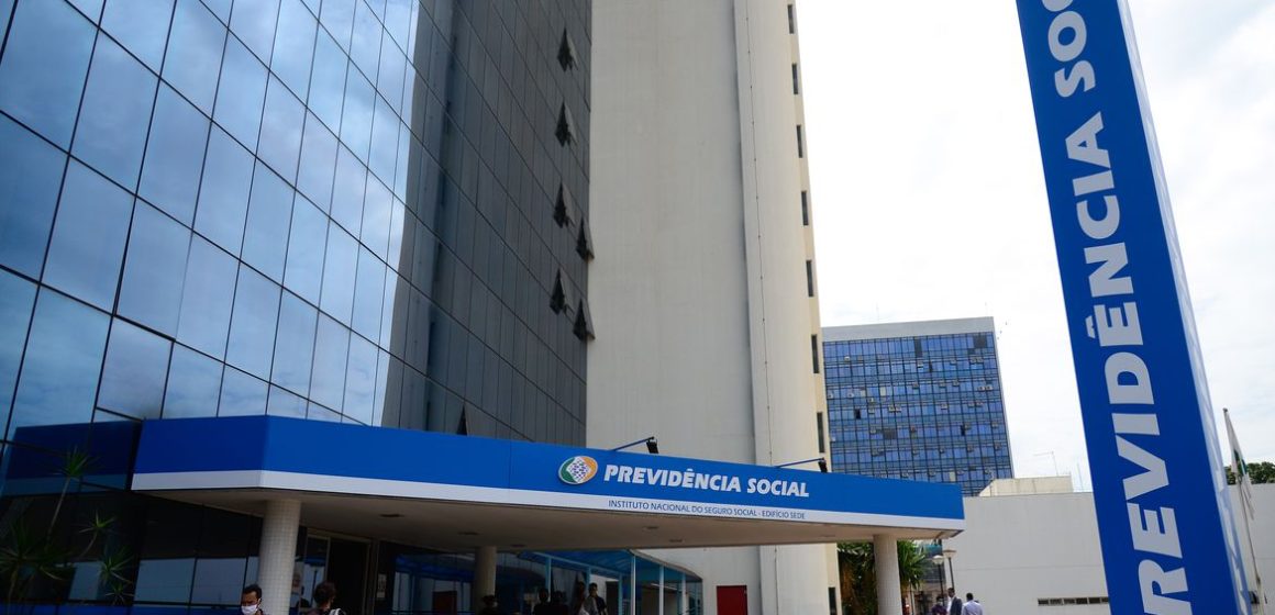 INSS precisa de recursos para reduzir filas, diz Carlos Lupi