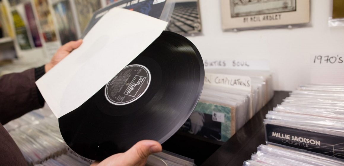 Pela primeira vez, desde o final dos anos 80, vendas de vinil ultrapassam as de CD