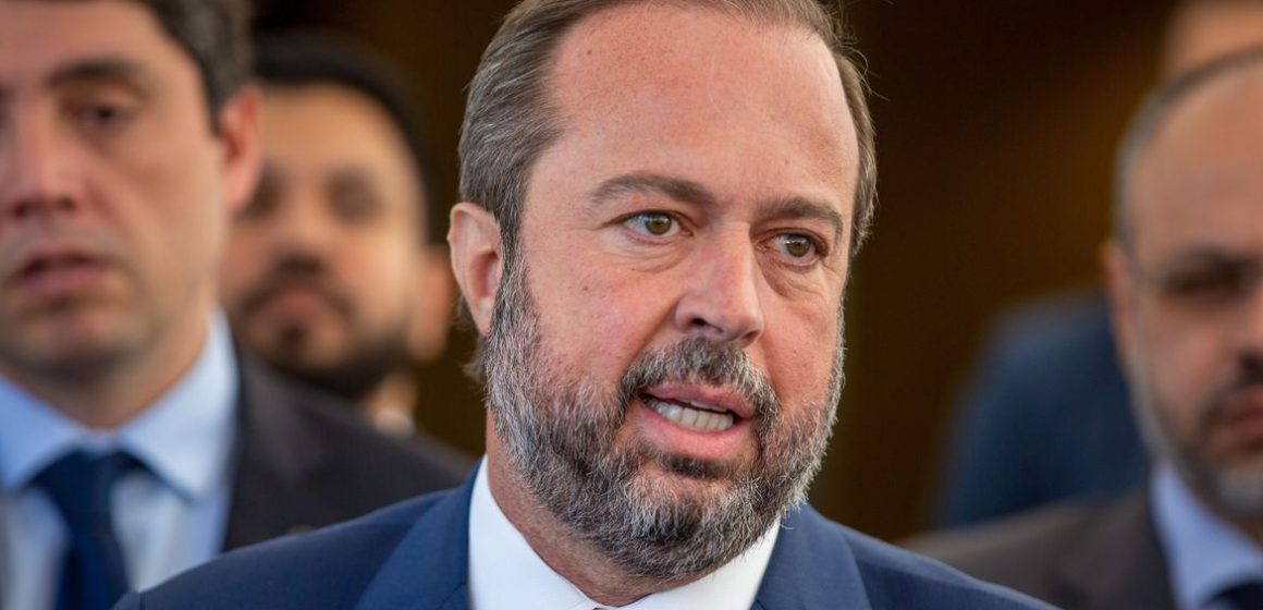 Ministro diz que Petrobras está abrasileirando preço dos combustíveis