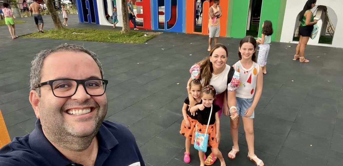 Erick Monteiro e família visitam a Praça da Bíblia, em Ananindeua