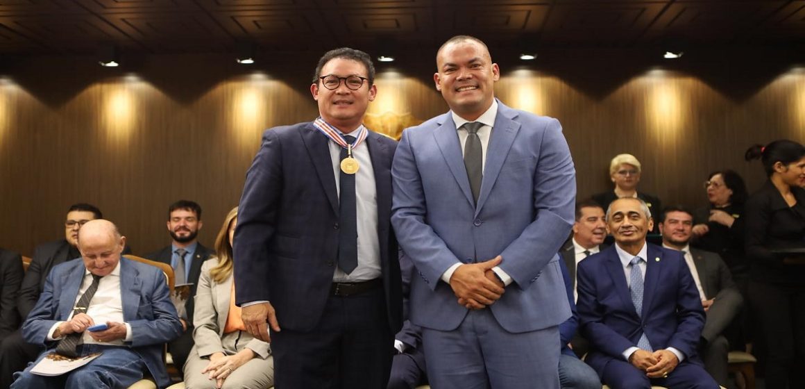 Renato Ogawa recebe a Medalha do Mérito Legislativo Newton Miranda