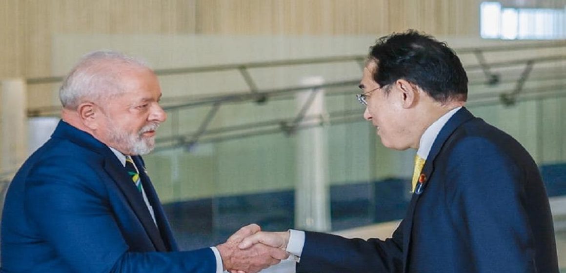 Lula encontra com ministro do Japão que prometeu isentar visto de brasileiros no país