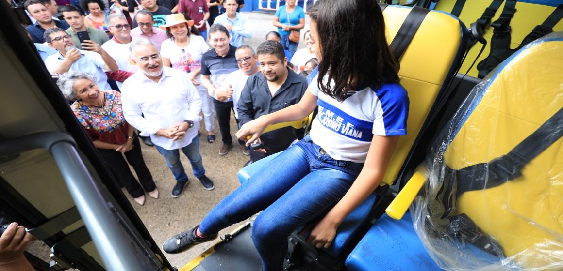 Edmilson entrega novos ônibus escolares para a rede municipal de ensino