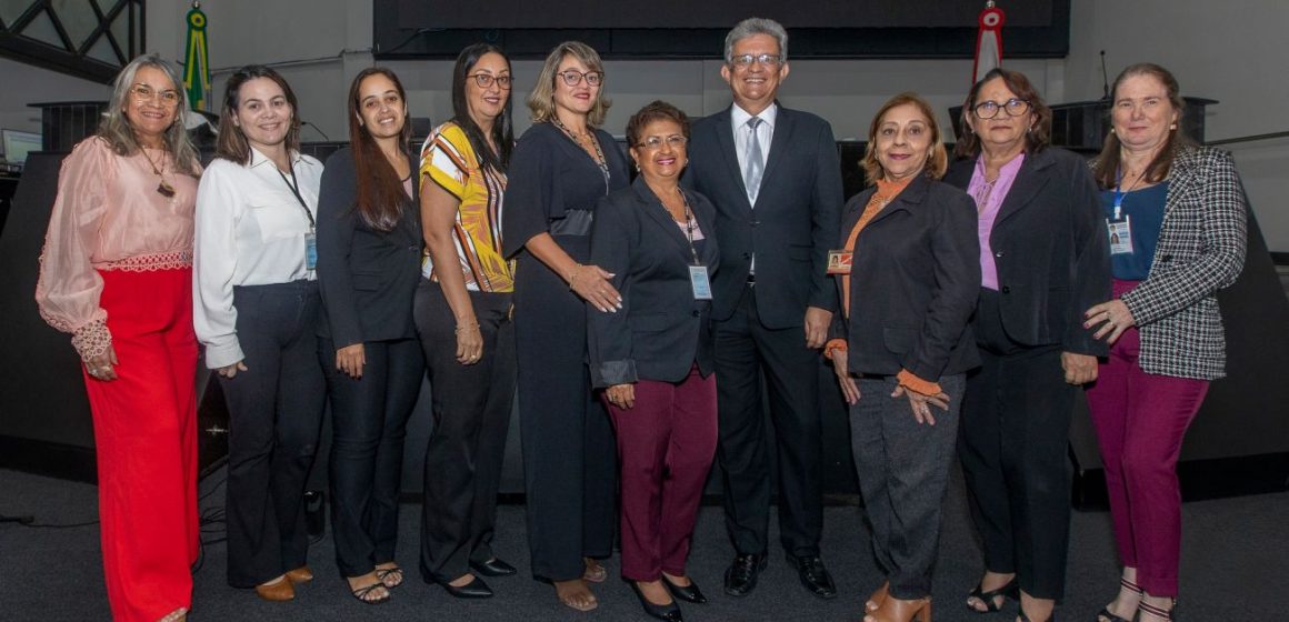 Deputados estaduais fazem homenagem aos taquígrafos em seu dia