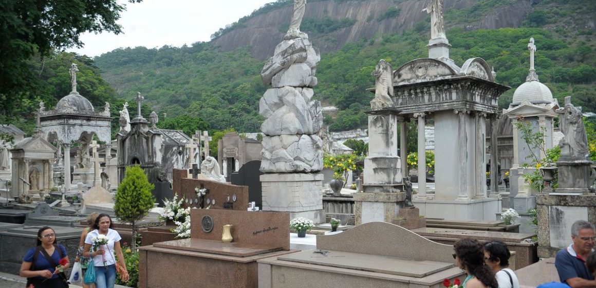 Cemitérios do país recebem visitas guiadas e viram museus a céu aberto