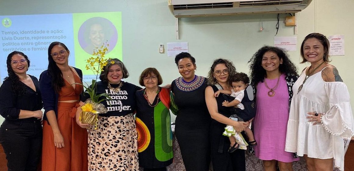 Lívia Duarte acompanha defesa de tese