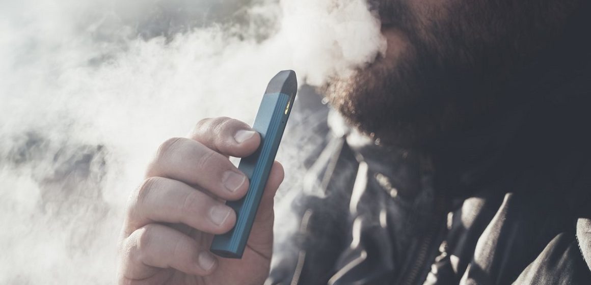 Pelo uso excessivo de cigarro eletrônico, homem de 22 anos tem pulmão perfurado