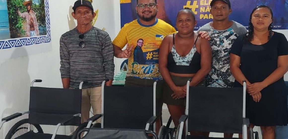 Ação solidária: professor de Ponta de Pedras entrega cadeiras de rodas à pessoas com deficiência