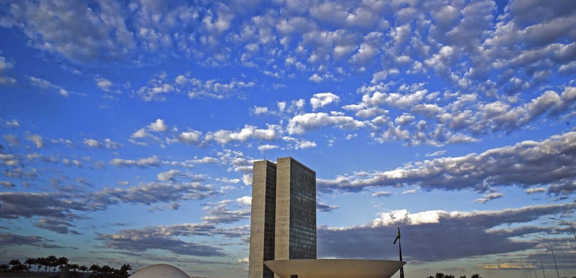 Arcabouço fiscal: relator inclui gatilho para descumprimento de regras