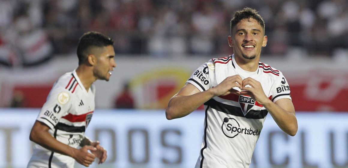São Paulo faz 2 a 0 no Internacional e sobe para o G4 do Brasileirão