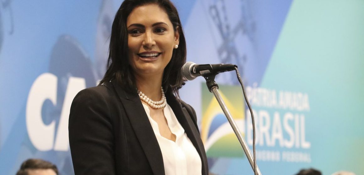 ‘Meu marido sempre foi muito pão duro’, justifica Michelle Bolsonaro sobre uso de cartão de crédito de amiga