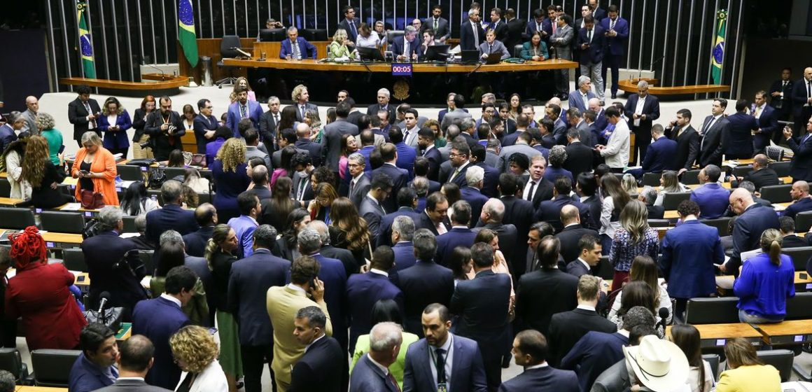 Câmara suspende trechos de decretos de Lula sobre saneamento