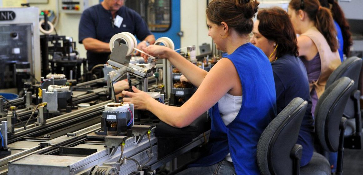 Indústria tem queda na produção e no emprego em abril