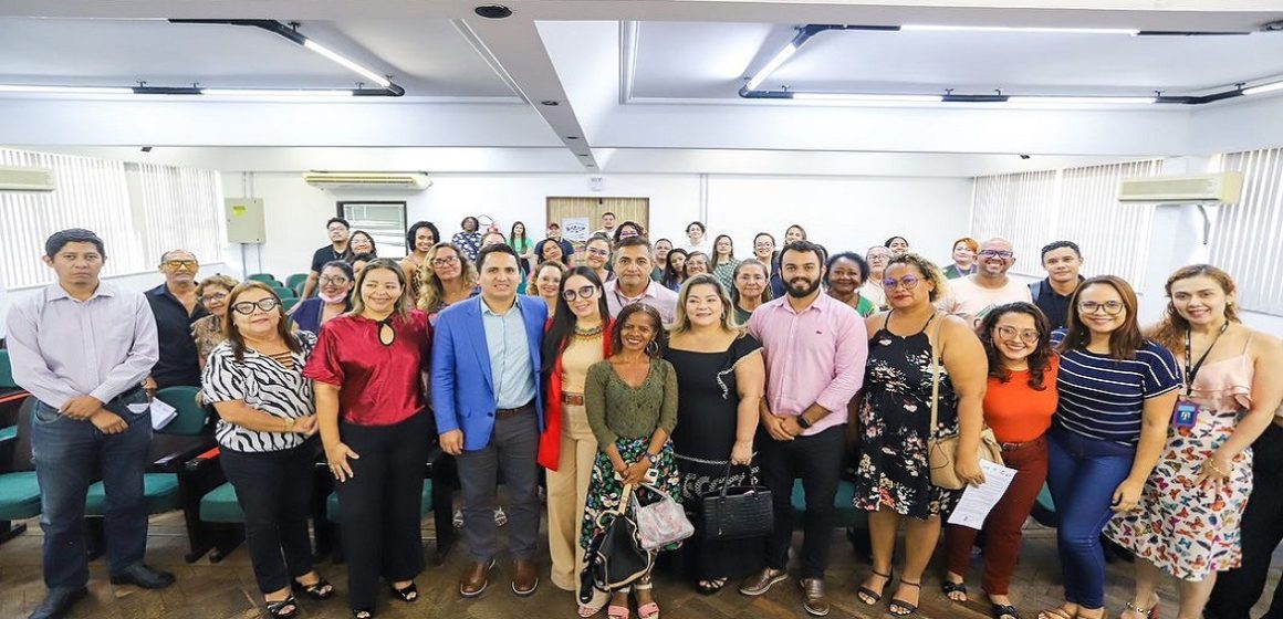 Cássio Andrade participa de oficia ao lado de mulheres