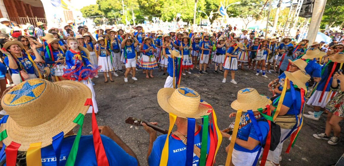 Multidão participa do segundo arrastão do Arraial do Pavulagem em Belém