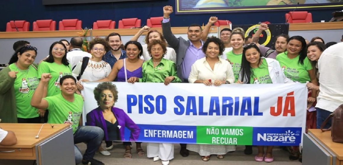 Lívia Duarte participa da luta pelo piso da enfermagem