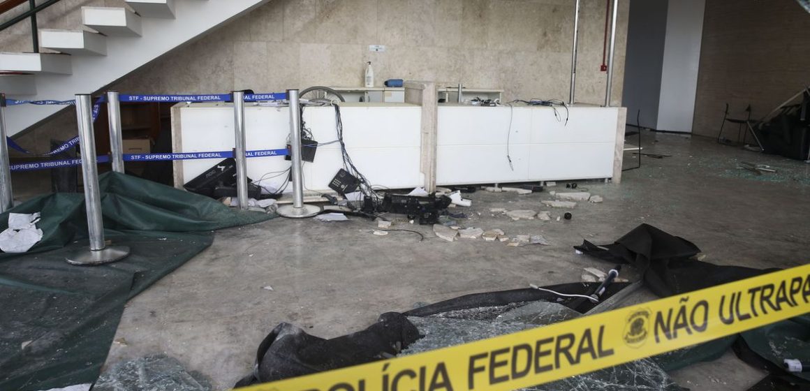 disturbios_antidemocraticos_supremo_tribunal_federal_vac_abr_1001233742 (1) STF torna réus mais 45 envolvidos nos atos golpistas de 8 de janeiro