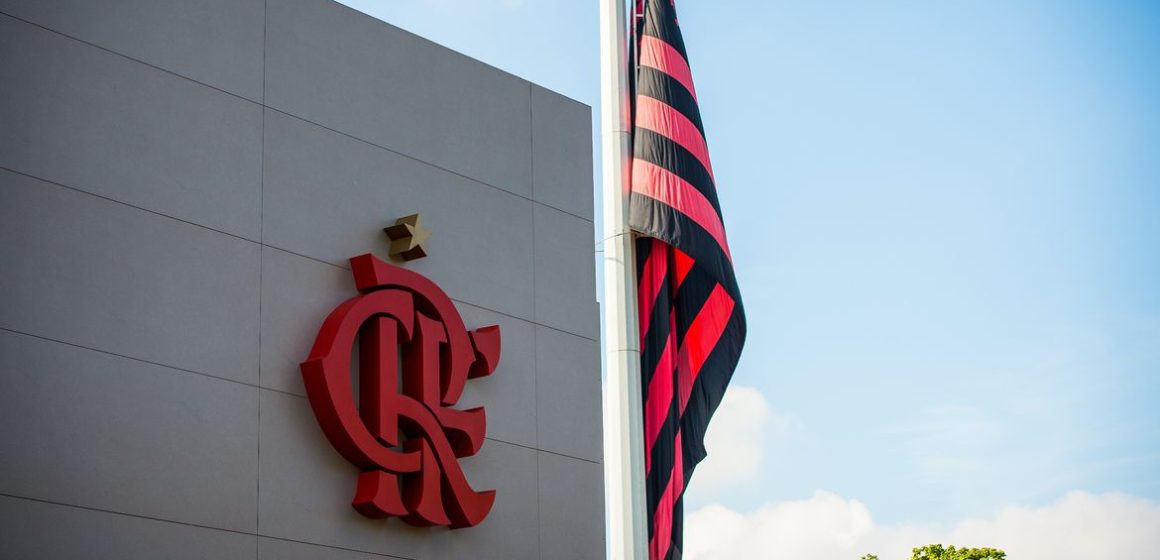 Justiça aceita denúncia contra diretora do Flamengo por xenofobia