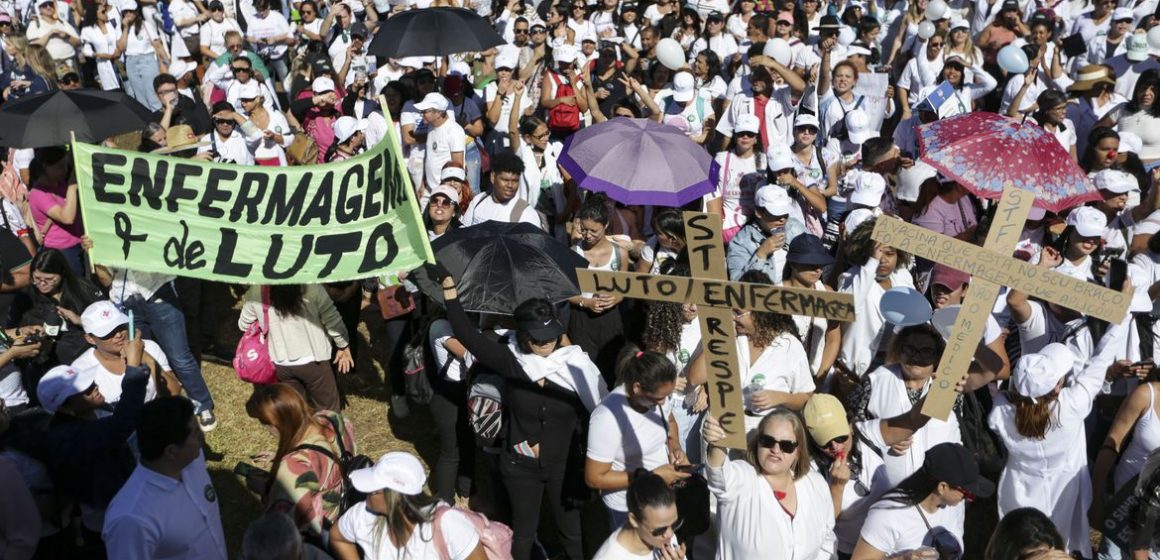 Enfermeiros protestam na Esplanada por pagamento do piso salarial