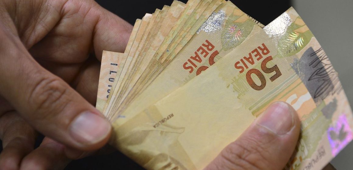 Salariômetro: reajuste salarial ficou acima da inflação em maio